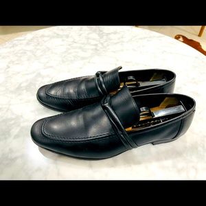 Gucci super elegant black loafers. Size 9. I wear 10 and they fit me as well